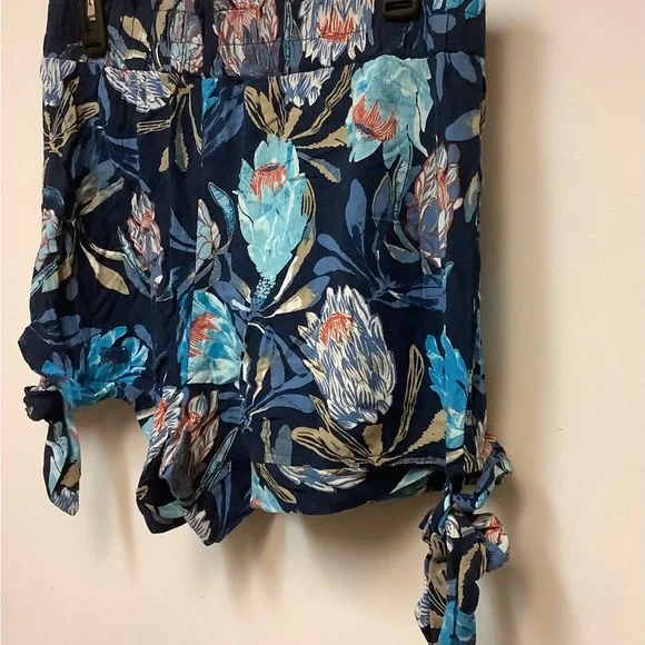 Gypsies & Moondust Brand, floral print rayon shorts, Size L. - Picture 6 of 7